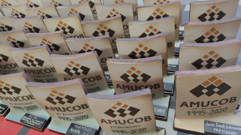 Placas del ceramista Fernando Malo personalizadas para cada asociado de AMUCOB