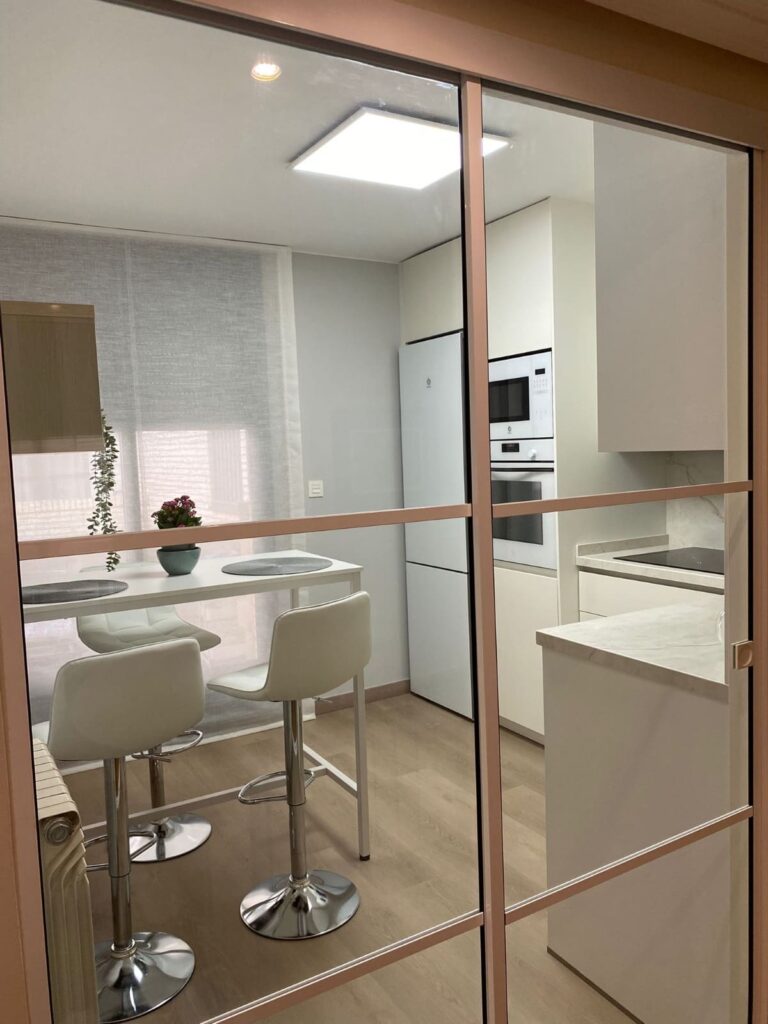 cocina cerramiento blanco